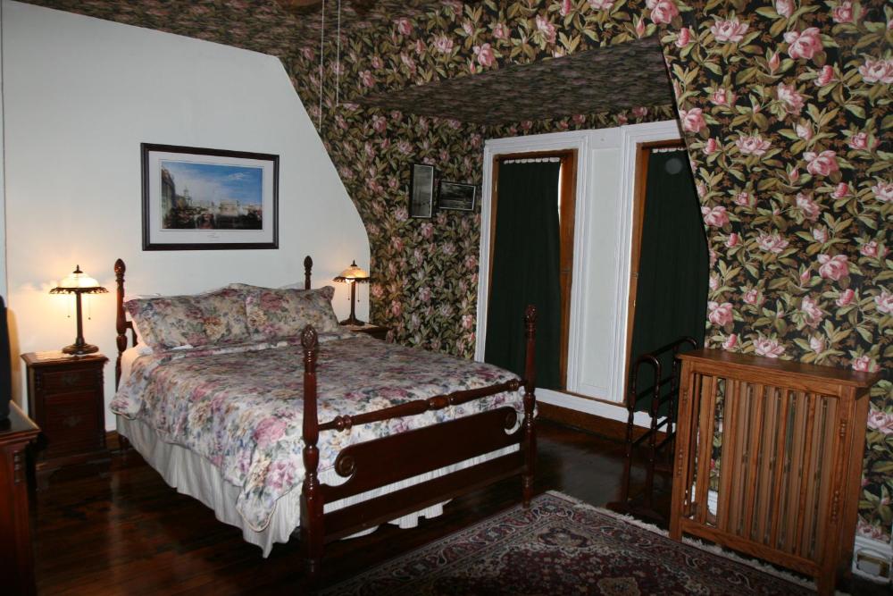 Deluxe Queen Room interior