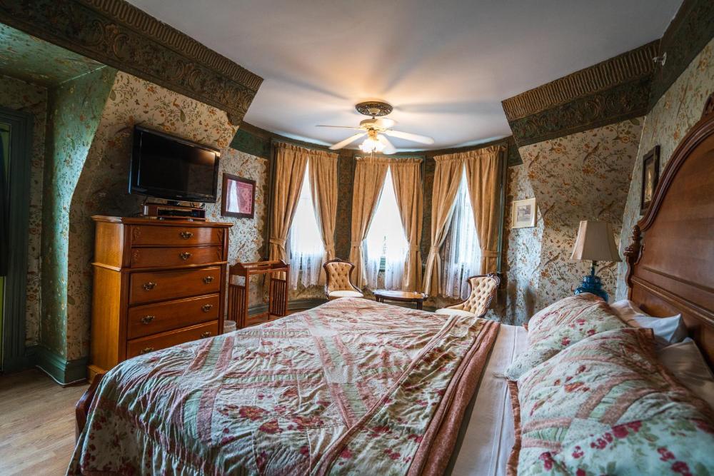 King Suite with Sofa Bed interior